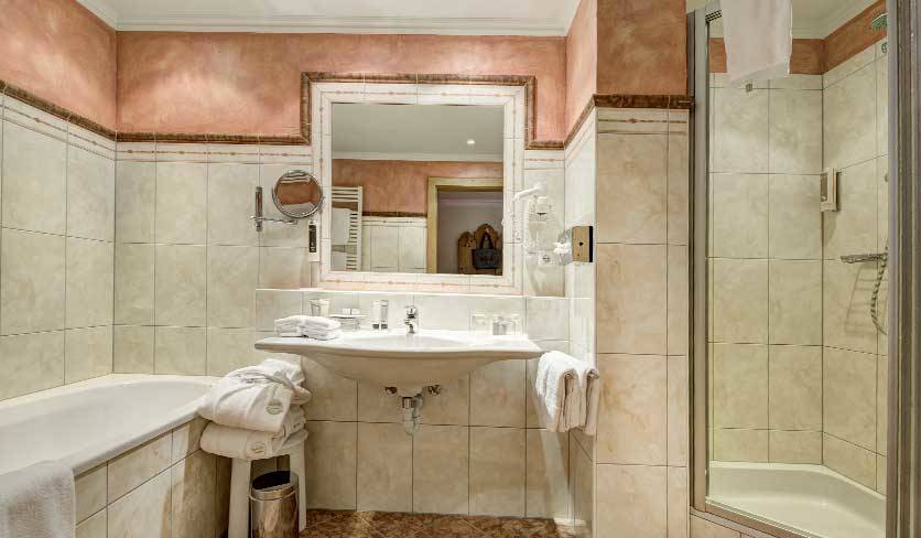  Bathroom familiy suite Hotel Brigitte